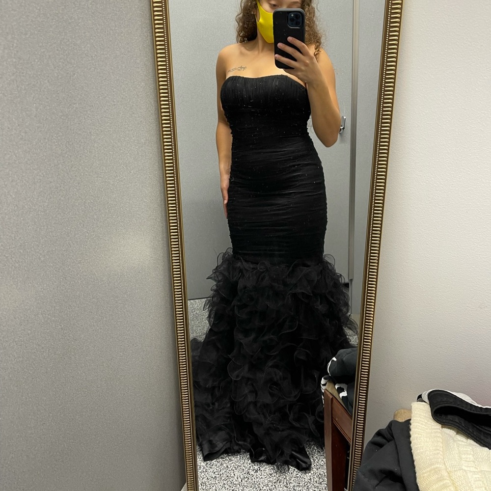 ISO CINDERELLA DIVINE DRESS SIZE 6!